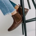 blsn300w-brown-chelsea-barfussstiefel-mit-jeans.webp